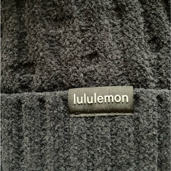 NWT Lululemon Women’s Cable Knit Pom Beanie Black - Picture 7 of 9